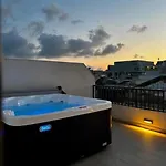아파트 Doni Signature Penthouse With Hot Tub & Views 멜리에하